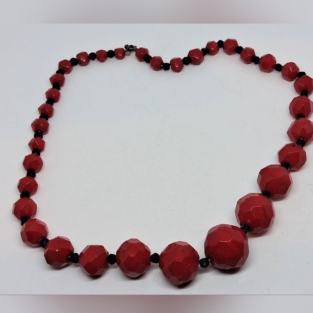 * Vintage Art Deco Red Czech Milk Glass Graduated Bead Necklace
